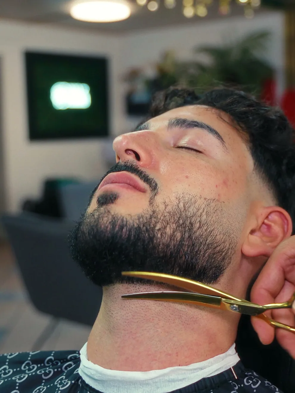 Taille de barbe aux ciseaux, image du film tourné au salon