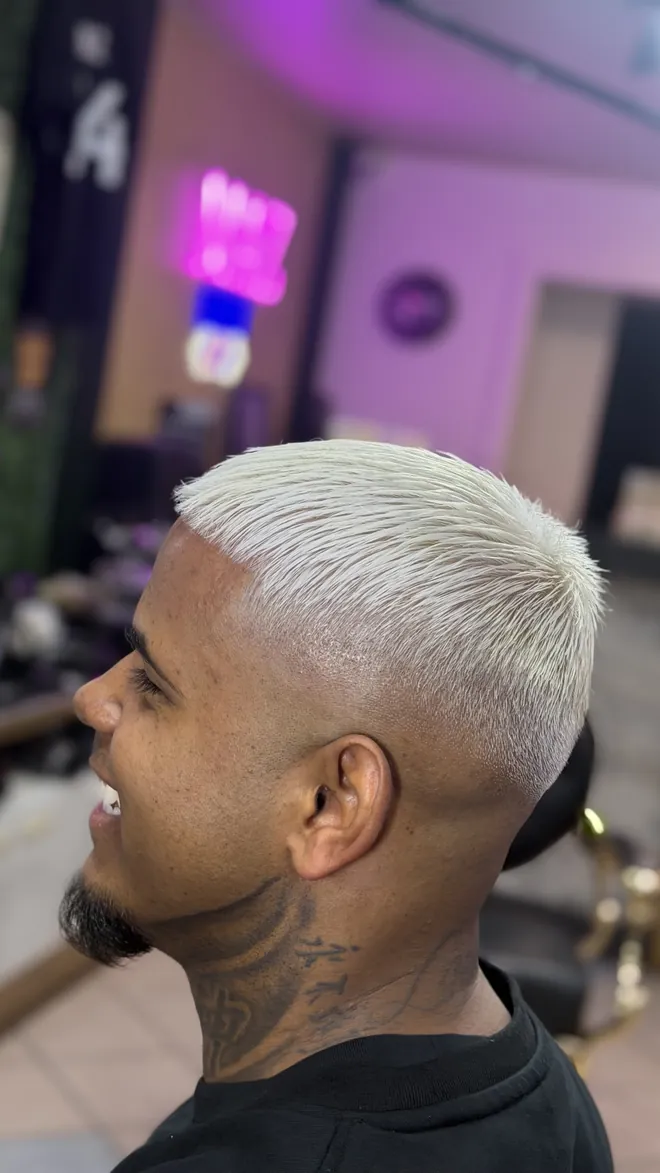 Blond platine sur cheveux courts, coloration faite au salon