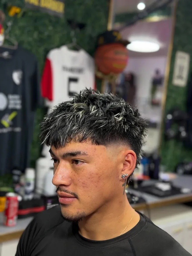 Mèches argentées sur cheveux courts, faites au salon
