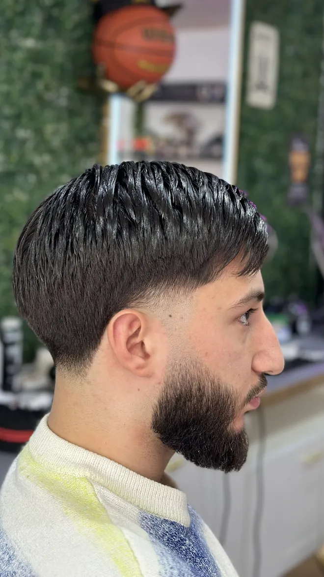 Coupe et barbe taillée, vues de profil au salon Maz Barber