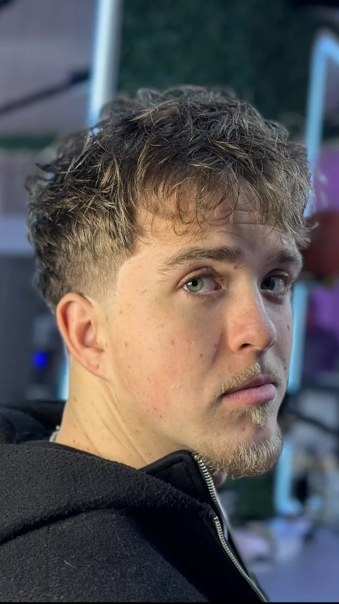 Coupe homme : cheveux texturés et dégradé net, au salon Maz Barber