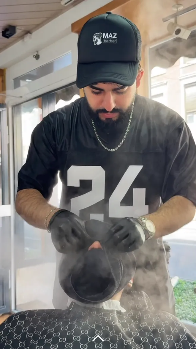 Mazin pendant un soin du visage à la vapeur