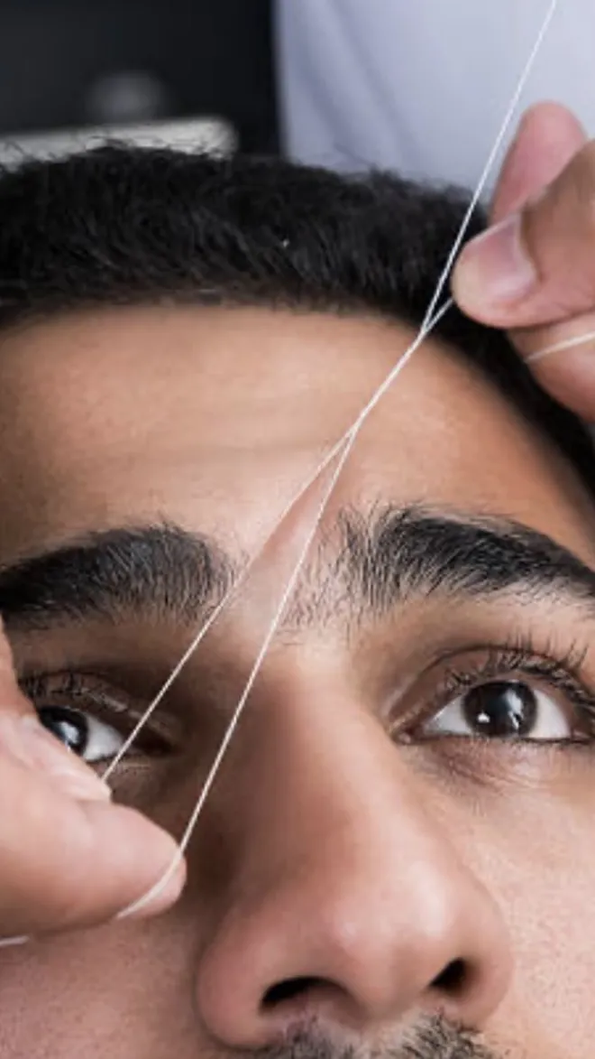 Épilation des sourcils au fil