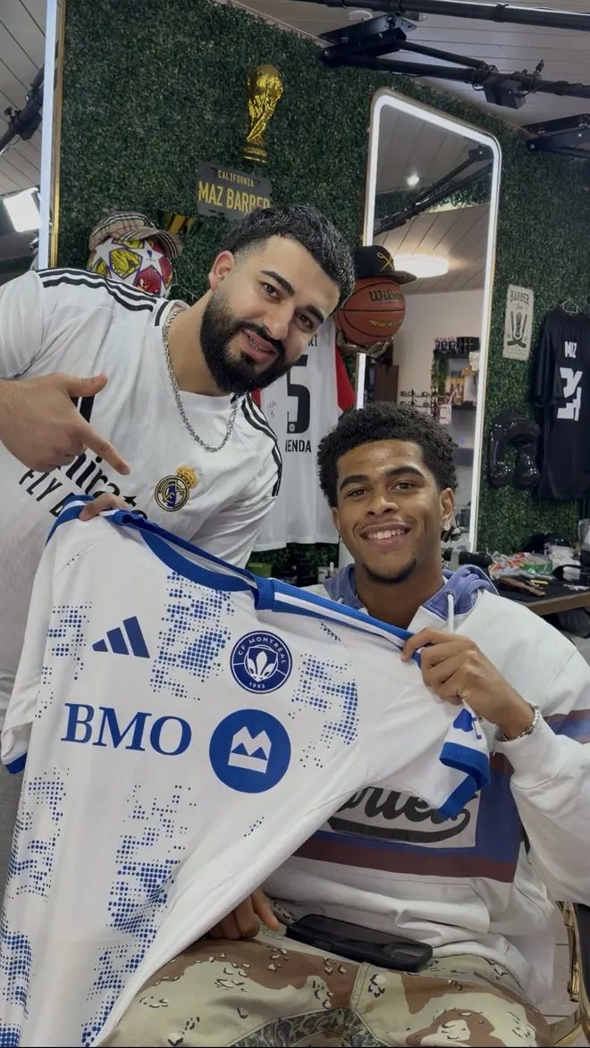 Mazin et un joueur, maillot en main, au salon