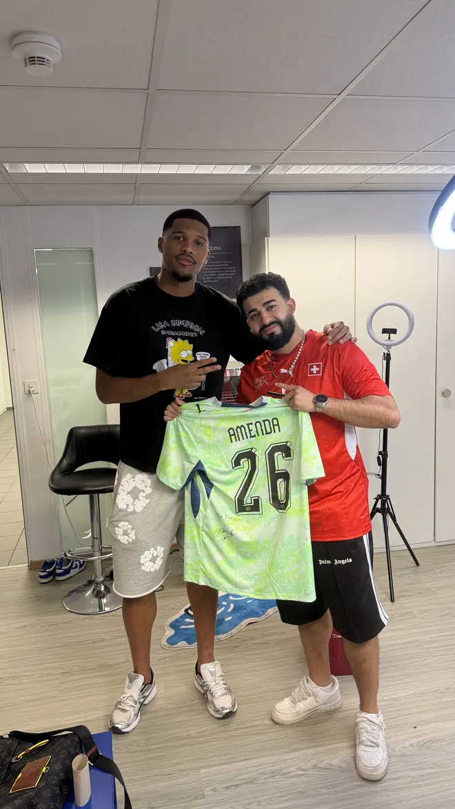 Mazin et un joueur avec un maillot dédicacé