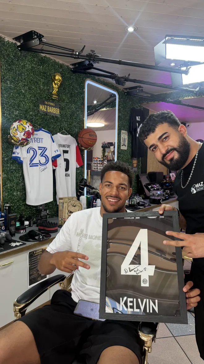 Mazin et un joueur avec un maillot encadré