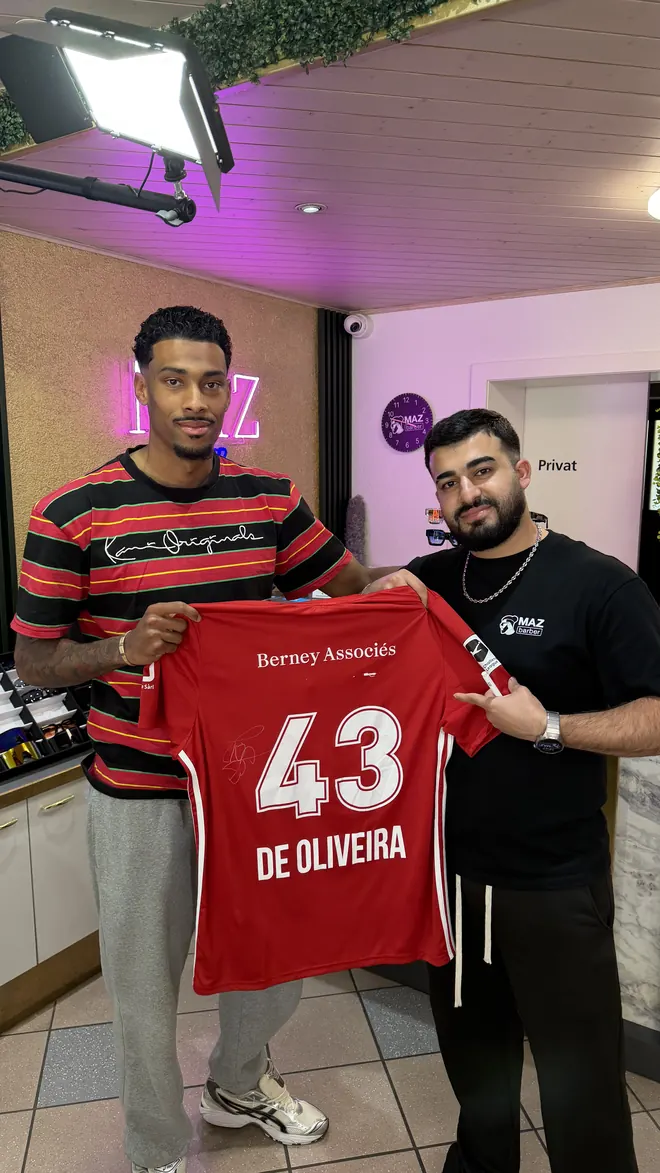 Mazin et un joueur avec son maillot, au salon